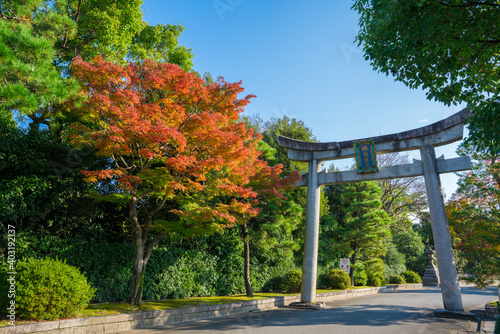 京都　城南宮の鳥居と紅葉
