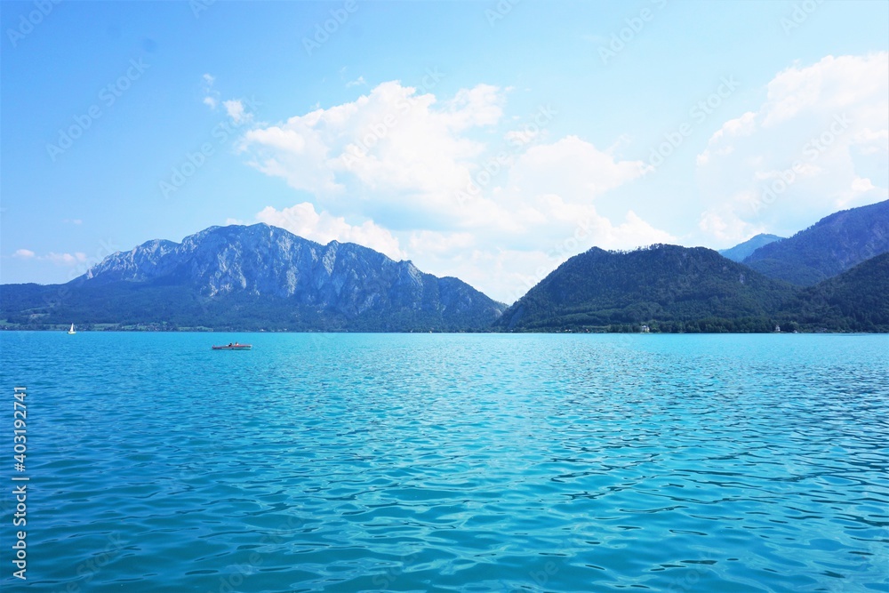 See in Österreich im Salzburger Land. Türkisblaues Wasser mit Bergen im Hintergrund.