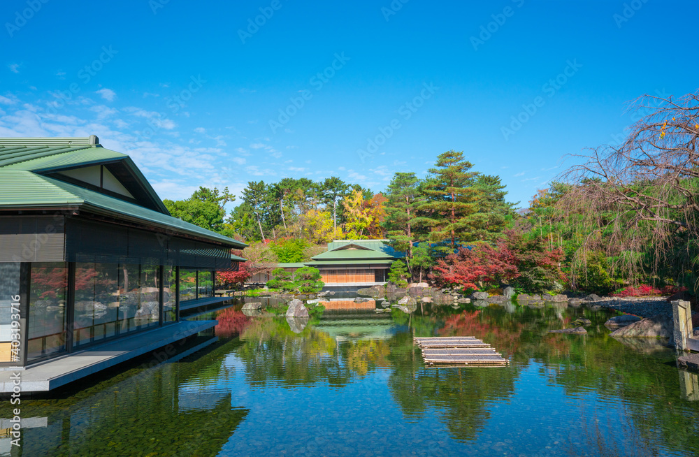 Obraz premium 京都迎賓館の庭園 紅葉