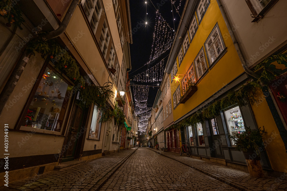Fototapeta premium Beleuchtete Krämerbrücke in Erfurt bei Nacht