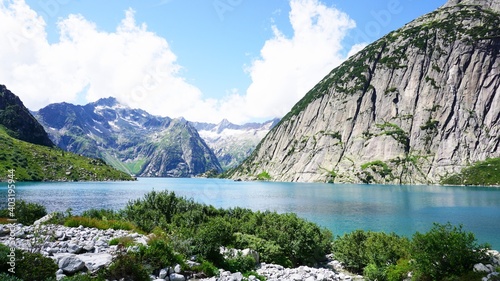 Fototapeta Naklejka Na Ścianę i Meble -  Landschaft am Gelmersee in der Schweiz. Rundwanderung  um den Gelmer See.
