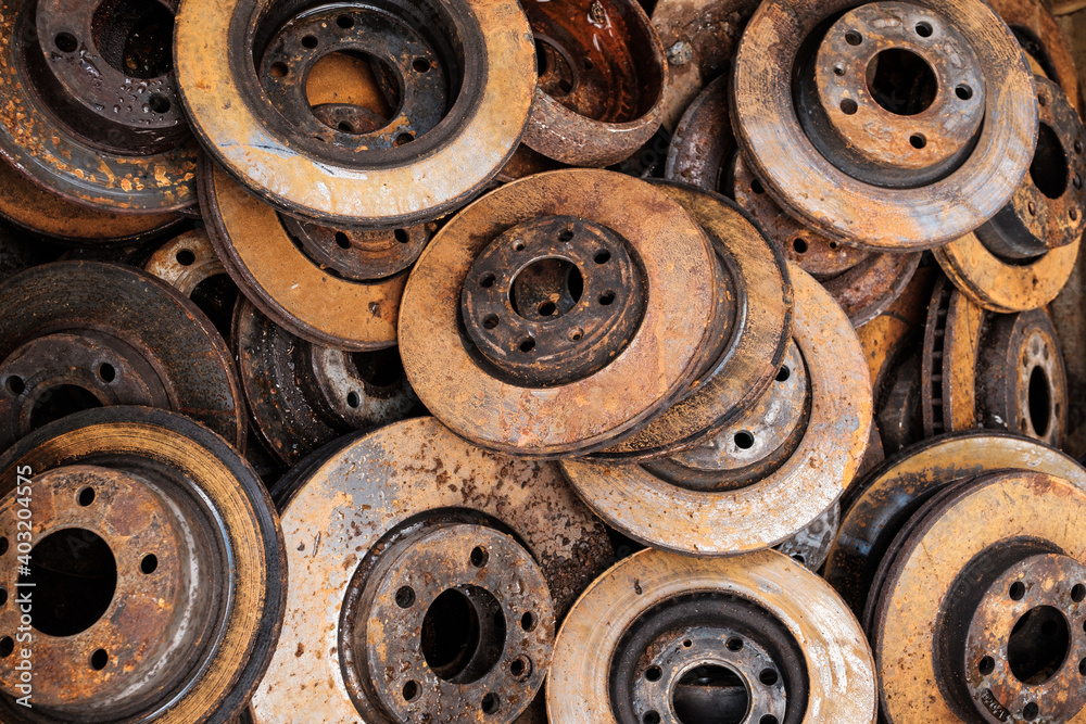 Ein Haufen mit alten verrostete Bremsscheiben: Metall-Recycling (Stahl /  Eisen) Photos