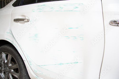 car body and door slashed damage Hit the green pole