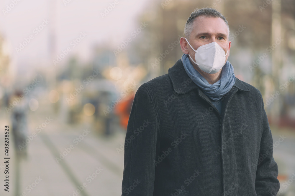 Man wearing a protective antiviral mask
