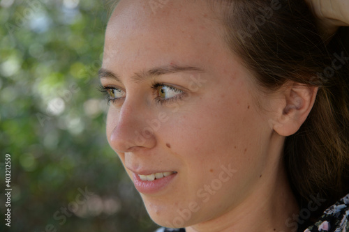 juinge frau portrait outdoor tiefenschärfe grpne augen sommersprossen leberfleck photo