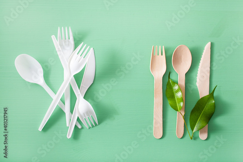 фотографія harmful plastic cutlery and eco friendly wooden cutlery