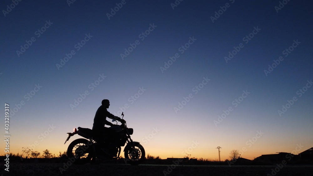 Obraz premium Moto atardecer