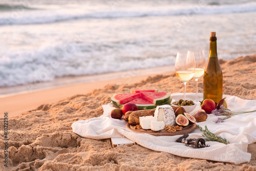 Fototapeta Naklejka Na Ścianę i Meble -  Picnic on the beach with wine and with sea view 
