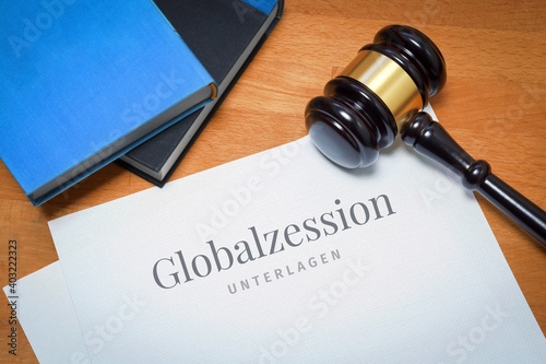 Globalzession. Dokument mit Text/Beschriftung. Schreibtisch mit Büchern und Richterhammer bei einem Anwalt.