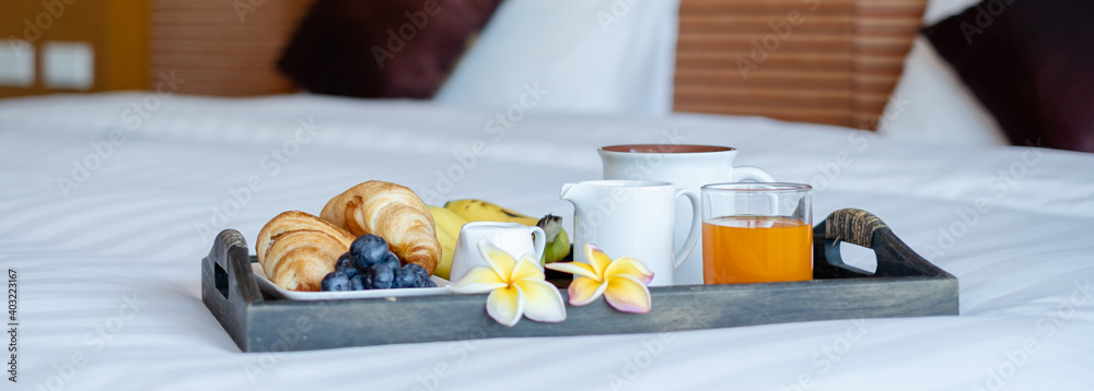 Focus on fruit. In a hotel room with fruit, place a tray on the bed to welcome the arrival of VIP guests