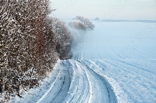 Feldweg im Winter