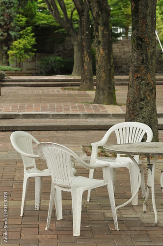 公園のベンチとテーブル © 幸雄 花田