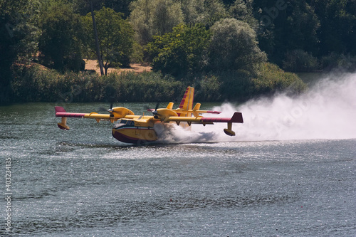 bombardier 415 amphibious aircraft fire photo