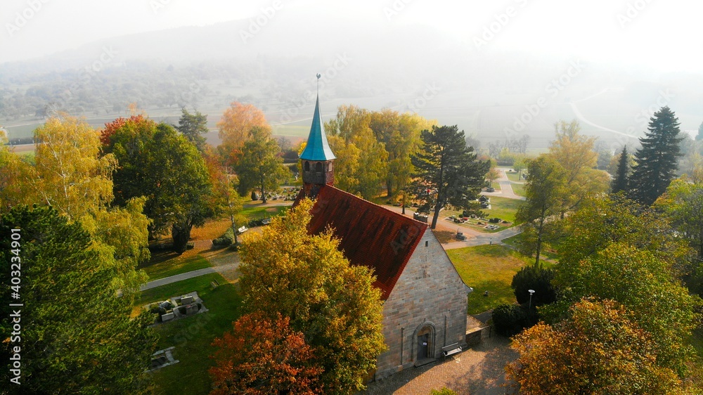 Belsener Kirche im Herbst mit Nebel