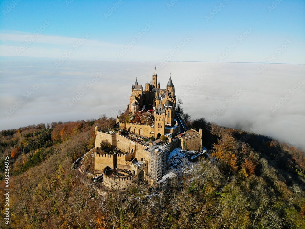 Luftaufnahme der Burg Hohenzollern über dem Nebel
