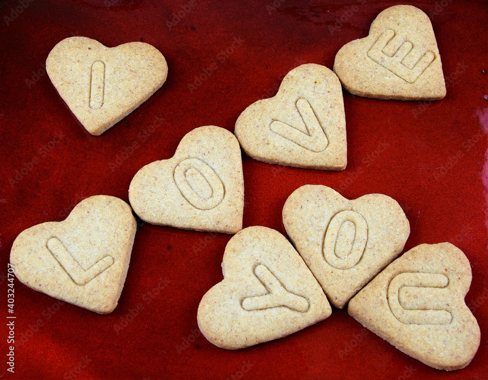 Obraz premium I love you ciasteczka z napisem na czerwonym tle, Walentynkowe ciasteczka, słodkie wyznanie miłości