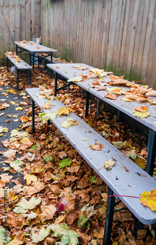 Herbstlaub auf Biergartentische