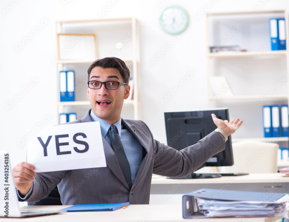 Naklejka premium Businessman in positive yes answer in the office