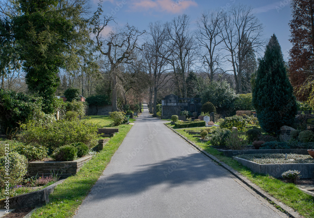 breiter Weg über einen Friedhof