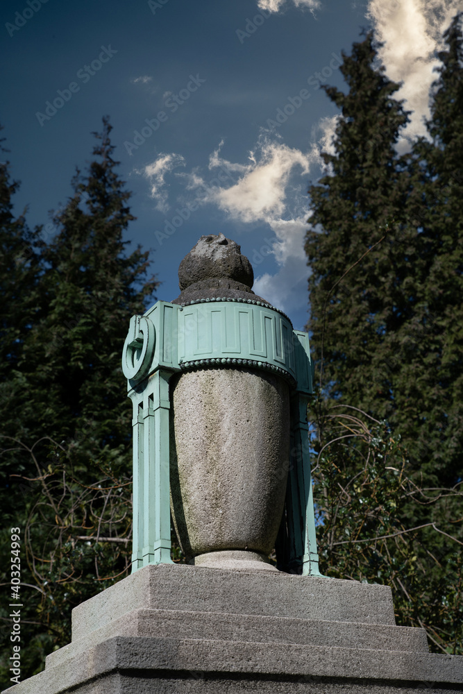 schöne alte Urne mit Metallrahmen schöne alte Urne mit Metallrahmen