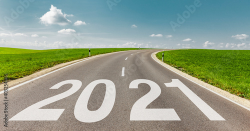 Strasse in Richtung Neues Jahr 2021