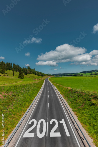 Strasse in Richtung Neues Jahr 2021