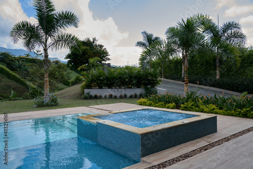 Wallpaper Mural Las frescas aguas azules de la piscina en medioo de un ambiente campestre y tropical con vegetacion de la region cafetera de Colombia. Eje cafetero Colombiano. Patrimonio cultural cafetero. Torontodigital.ca