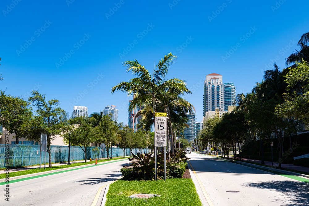 Obraz premium Speed limit on Miami Beach roads. School limits.
