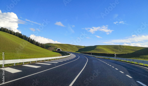 autostrada tra le colline verdi con galleria 