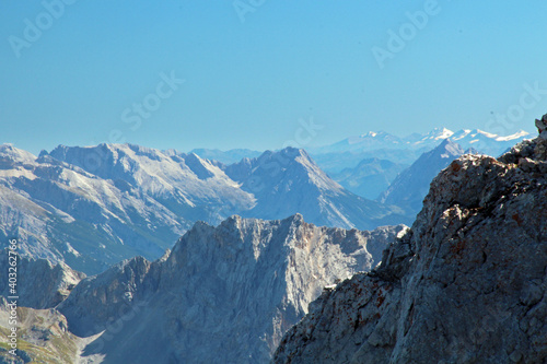 Malerischer Blick auf die Landschaft und Gipfel der Deutschen Alpen in Europa mit blauem Himmel und ohne Wolken © Felix