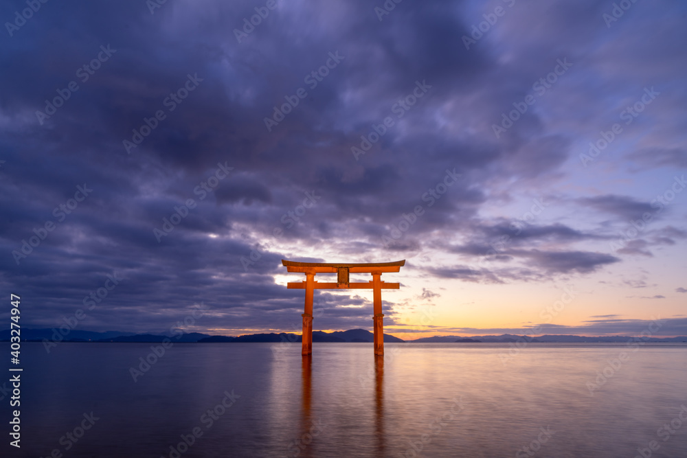 滋賀県高島市の白鬚神社｜日の出前の琵琶湖に浮かぶ大鳥居