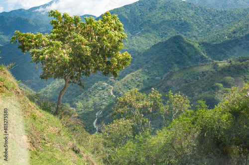 Blick auf ein tropisches Tal nahe Santo Domingo in der Sierra Maestra Kuba