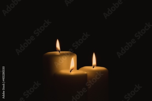 Brennende Kerzen in der Dunkelheit