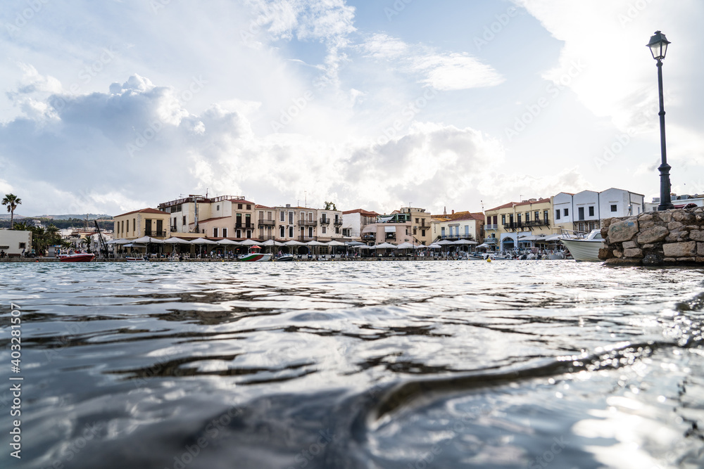 Rethymnon, Kreta, Griechenland; Touristenattraktion, alter Hafen mit vielen Restaurants und die Skyline der historischen Stadt Rethymnon, Kreta, Griechenland; Touristenattraktion, alter Hafen mit vielen Restaurants und die Skyline der historischen Stadt