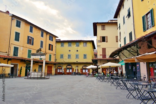 Photos landscape of the historic Piazza della Sala with the Leoncino well in the histor