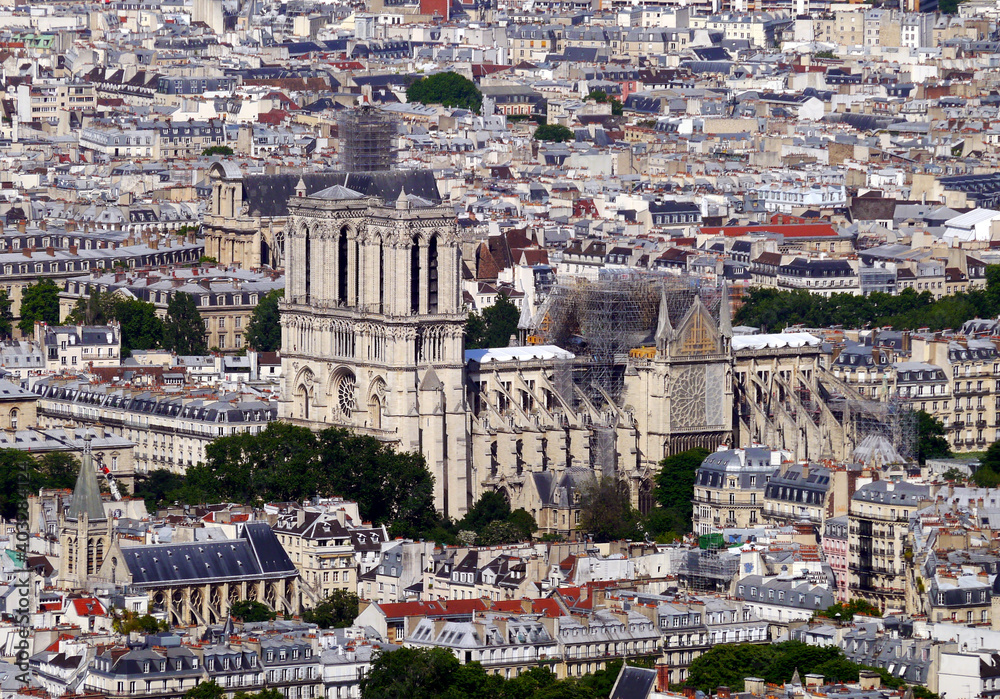 Obraz premium Panorama-Aufnahme der berühmten Kathedrale Notre-Dame de Paris nach dem Brand im Jahre 2019 aus der Vogelperspektive