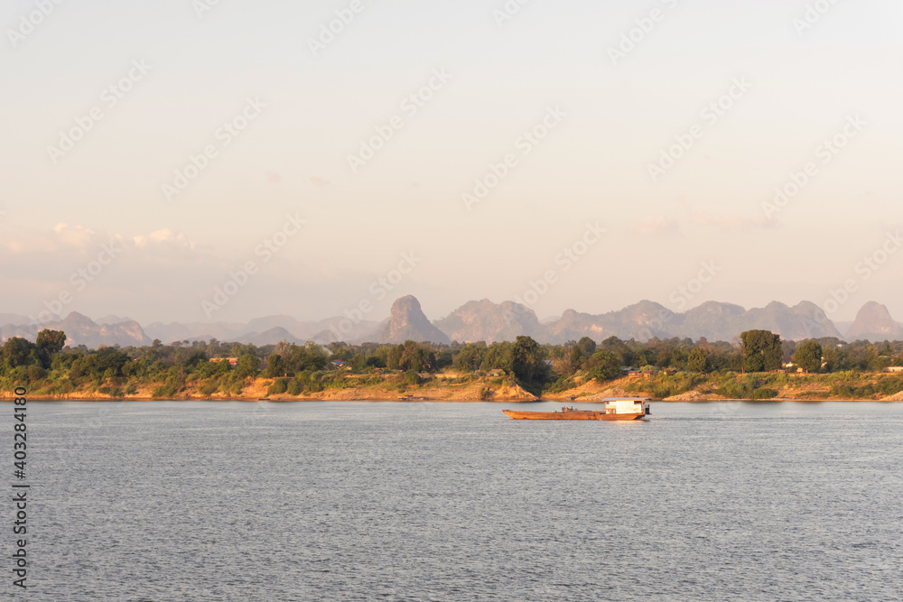 Naklejka premium Mekong river and bluesky. Nakhon phanom, thailand