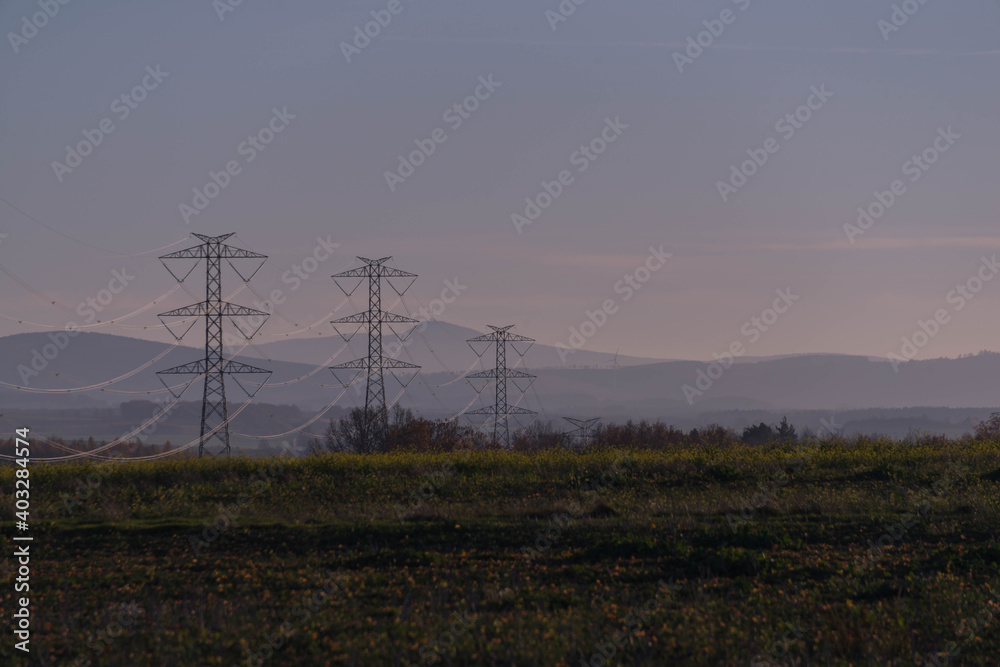 Linia energetyczna przebiegająca przez górzysty teren. Linia energetyczna przebiegająca przez górzysty teren.
