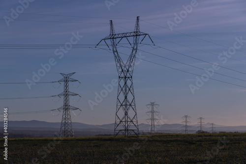 Obraz na płótnie Linia energetyczna przebiegająca przez górzysty teren. w salonie