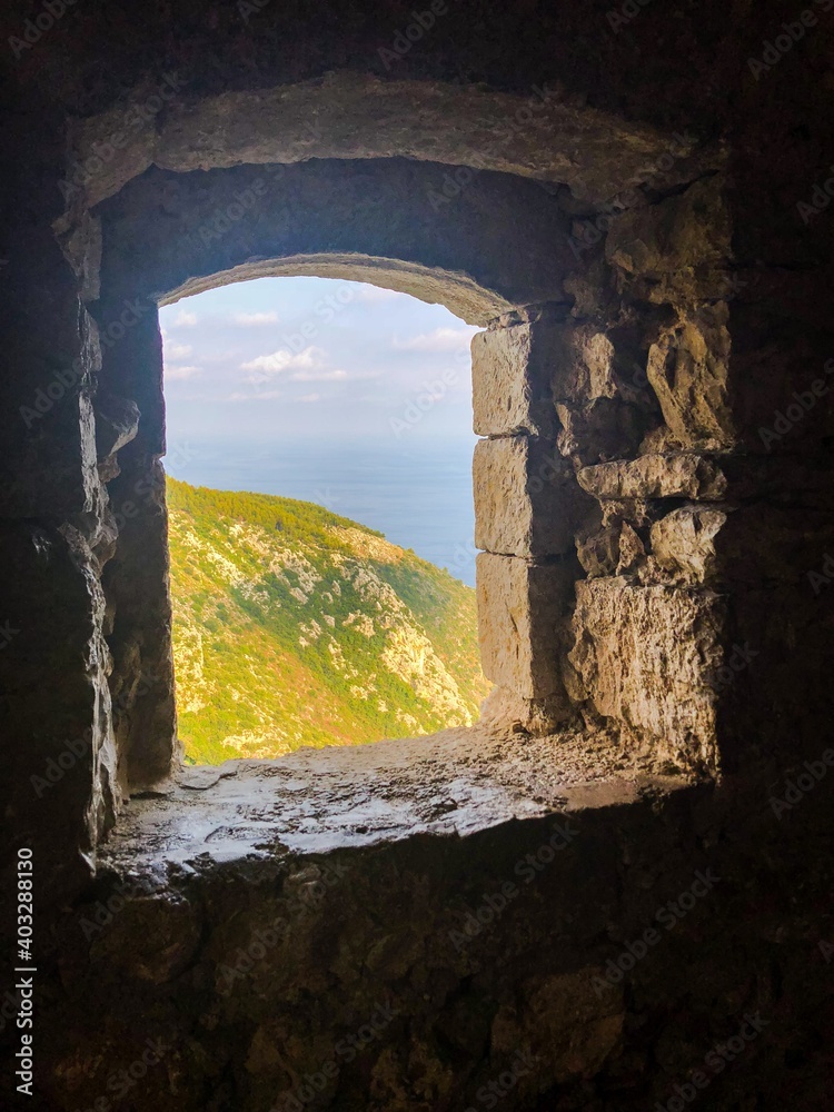 Fototapeta Widok na Ocean Śródziemny przez stare kamienne okno