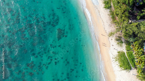 Luftaufnahme eines Sandstrandes mit türkisem Wasser auf Mauritius