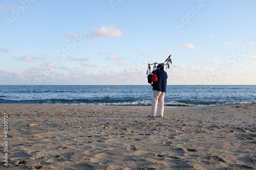 Sète - Joueur de cornemuse sur la plage photo