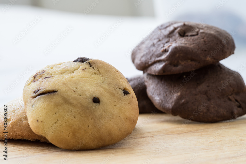 Galletas de chocolate y galletas con chispas de chocolate Galletas de chocolate y galletas con chispas de chocolate