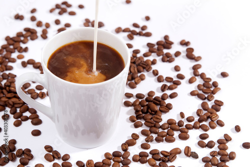 Bohnenkaffee in einer weißen Tasse