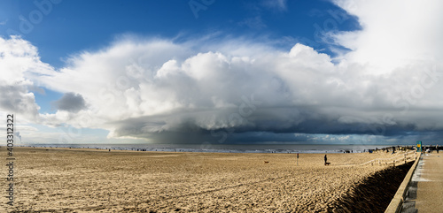 Fotografia Panorama heavy weather approaching the Scheveningen beach in The Hague