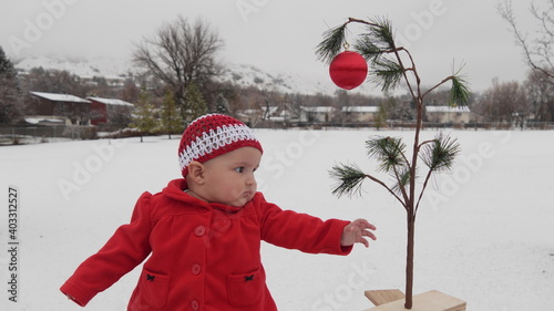 Принти на полотні Baby with Charlie Brown Christmas Tree