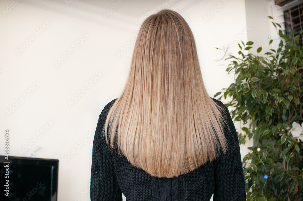 Naklejka premium Blonde hair with streaked strands on young woman