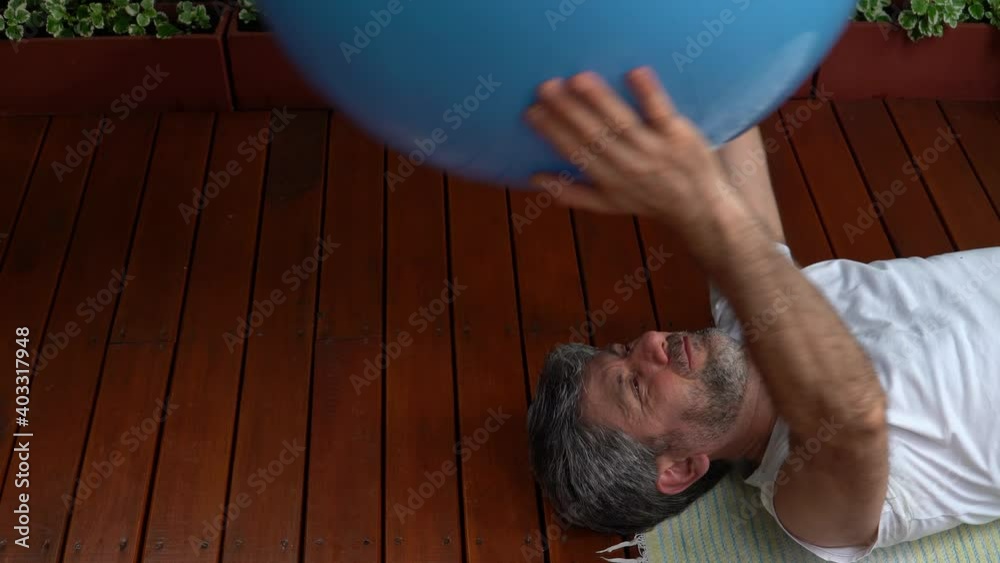 Plano de cerca de hombre haciendo ejercicio en el jardín de su casa con ropa deportiva