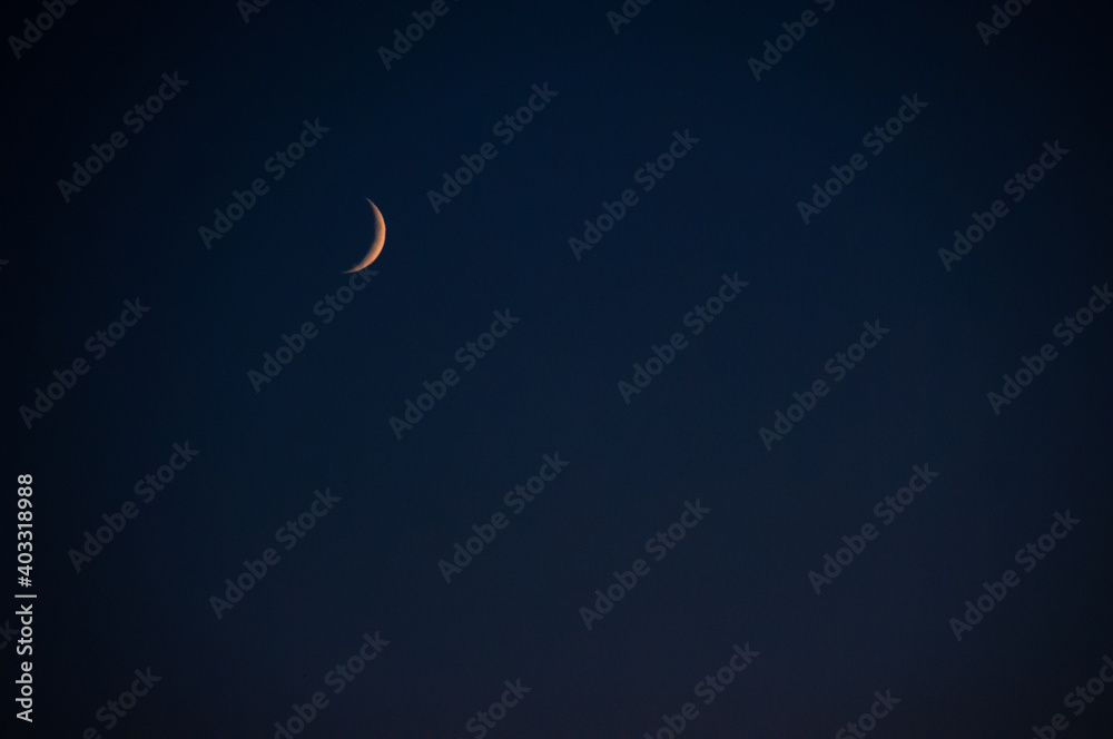 półksiężyc na tle ciemnego granatowego nieba