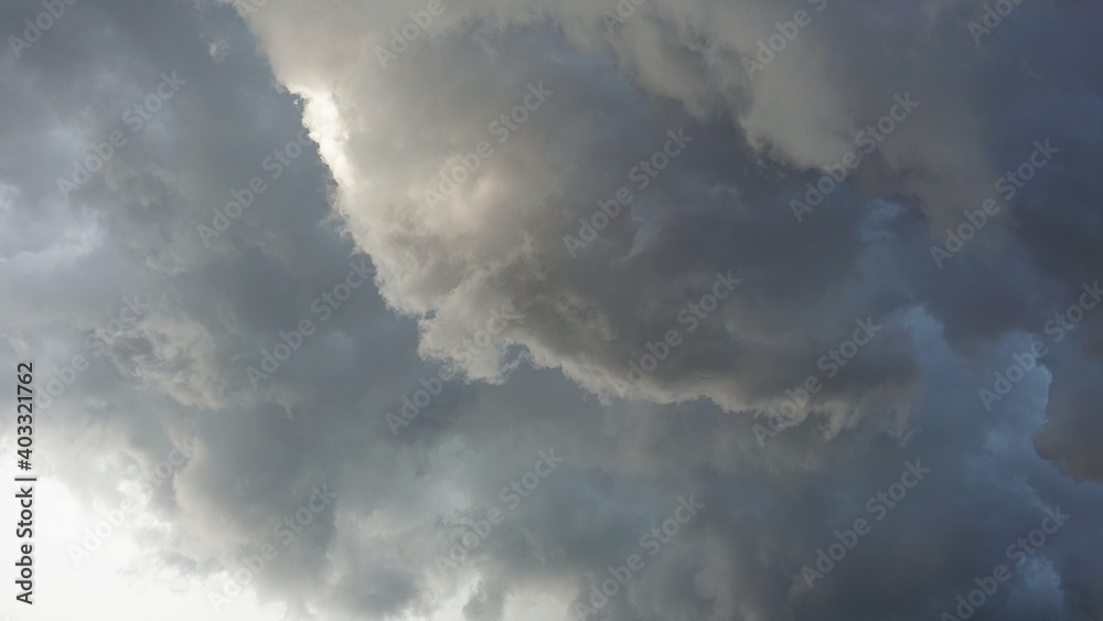 Fondo de cielo con nubes y bonitos rayos de luz Fondo de cielo con nubes y bonitos rayos de luz